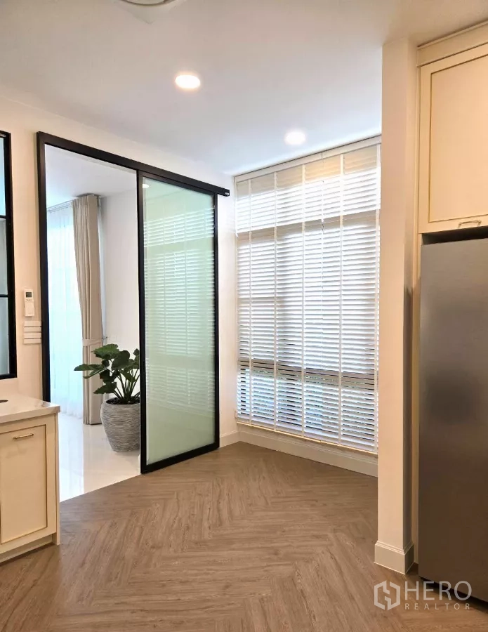 Detached House for rent in Saphan Sung, Bangkok - Kitchen corner with sliding glass door and bright window blinds.