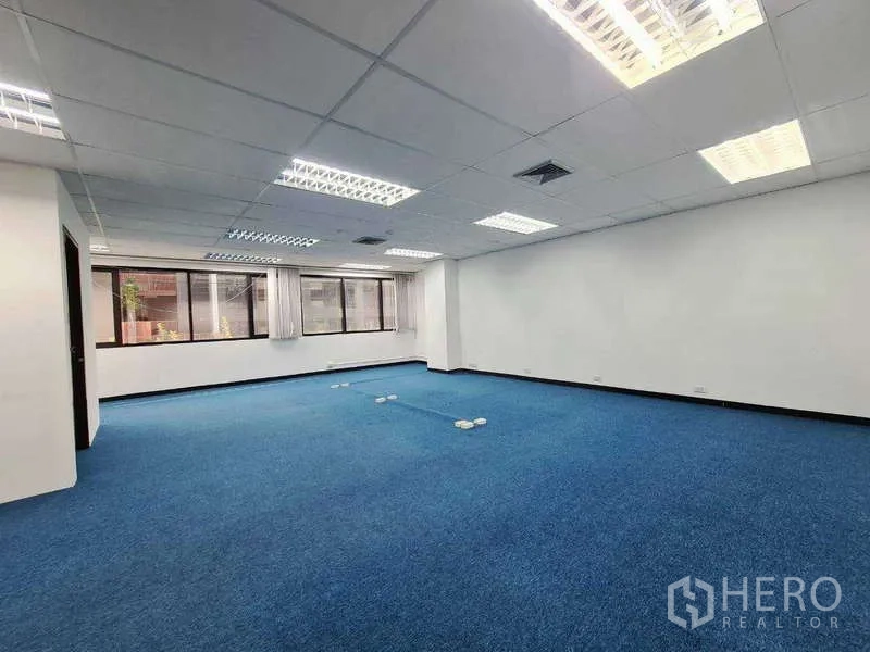 สำนักงาน ให้เช่าในKhlong Toei, Bangkok - พื้นที่สำนักงานกว้างพร้อมไฟฟลูออเรสเซนต์ ม่าน และจุดปลั๊กไฟบนพื้นสำหรับโต๊ะทำงาน