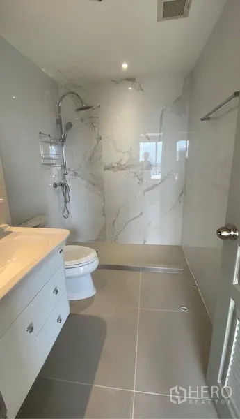 คอนโด ให้เช่าในKhlong Toei, Bangkok - ห้องน้ำสมัยใหม่ ผนังลายหินอ่อน ฝักบัวแบบวอล์กอิน และอ่างล้างหน้าทันสมัย