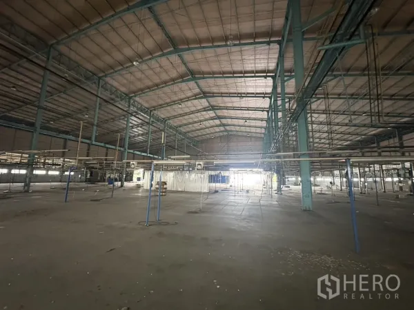 โรงงาน ให้เช่าในKhlong Toei, Bangkok - ฮอลล์โรงงานโล่ง มีสกายไลท์และช่องระบายอากาศพร้อมรางแขวน