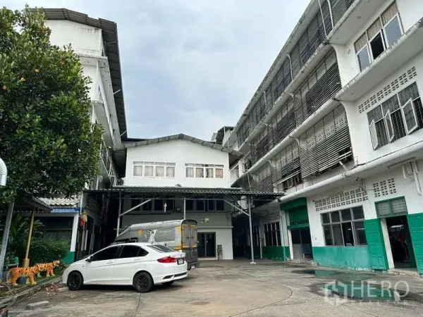 Warehouse for rent in Rat Burana, Bangkok - Multi-storey industrial complex in Rat Burana with courtyard parking and a covered loading bay.