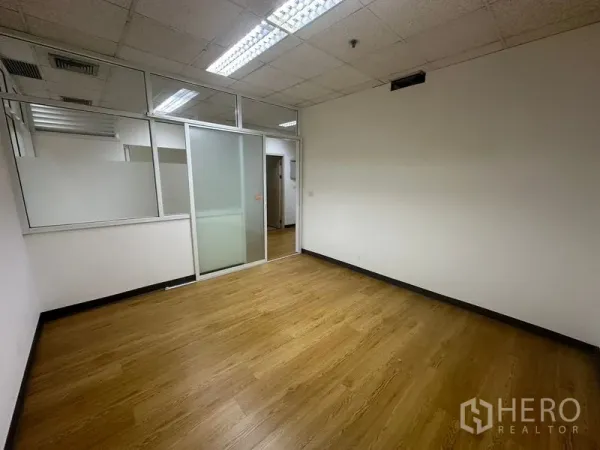 办公空间 出租在Watthana, Bangkok - 带磨砂玻璃推拉门与内置照明的会议室。