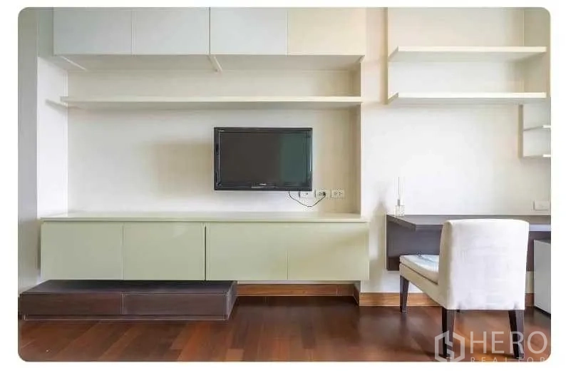 公寓 出售在Watthana, Bangkok - 电视墙与悬浮层板及书桌组合