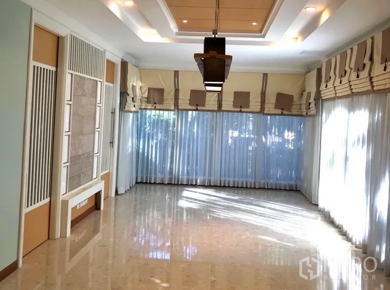 บ้าน ให้เช่าหรือขายในBang Na, Bangkok - มุมรับแขกพร้อมผ้าม่านบานใหญ่และพื้นเงางาม