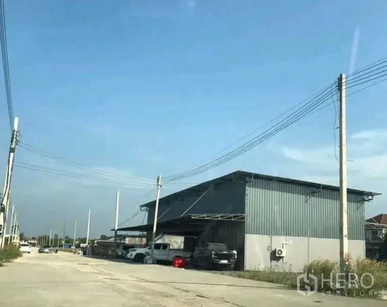 คลังสินค้า ให้เช่าในKhlong Sam Wa, Bangkok - ถนนทางเข้าและด้านหน้าโกดัง แสดงทางสัญจรและเสาไฟสาธารณะ