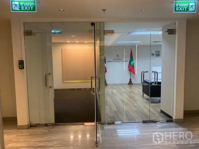 办公空间 出租在Bang Rak, Bangkok - 办公入口玻璃双开门，配接待区与木地板。