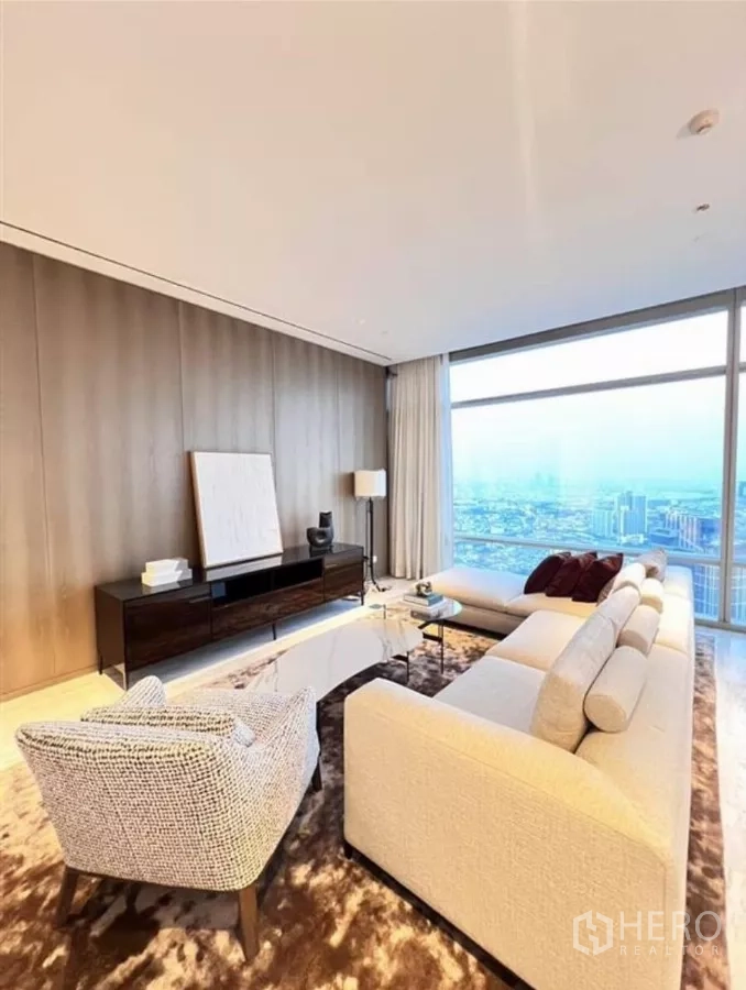 คอนโด ให้เช่าในSathon, Bangkok - ห้องนั่งเล่นกว้าง โซฟาขนาดใหญ่หันเข้าหาตู้ทีวีพร้อมวิวสกายไลน์สุดกว้าง