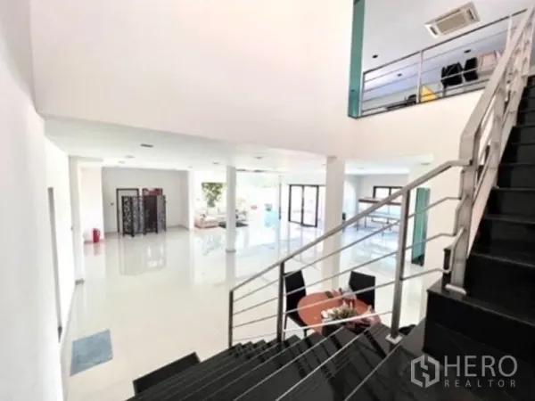 คลังสินค้า ให้เช่าในBang Phli, Samut Prakan - โถงเพดานสูงโปร่ง พื้นเงางาม พร้อมบันไดขึ้นชั้นลอย