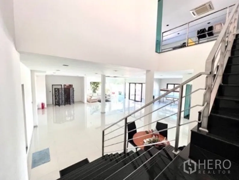 คลังสินค้า ให้เช่าในBang Phli, Samut Prakan - โถงเพดานสูงโปร่ง พื้นเงางาม พร้อมบันไดขึ้นชั้นลอย