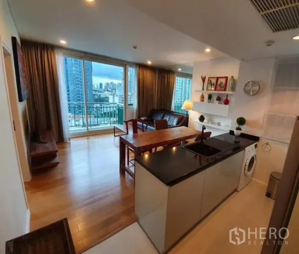 คอนโด ให้เช่าในWatthana, Bangkok - พื้นที่นั่งเล่น-ทานอาหาร-ครัวสว่าง โปร่ง มีเครื่องซักผ้าและระเบียงใหญ่ชมวิวเมือง
