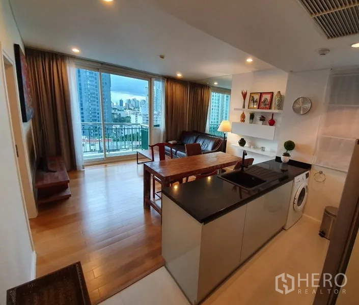 คอนโด ให้เช่าในWatthana, Bangkok - พื้นที่นั่งเล่น-ทานอาหาร-ครัวสว่าง โปร่ง มีเครื่องซักผ้าและระเบียงใหญ่ชมวิวเมือง