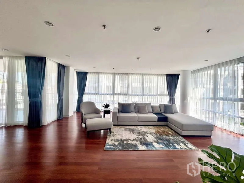อพาร์ทเมนท์ ให้เช่าในWatthana, Bangkok - ห้องนั่งเล่นขนาดใหญ่ โซฟา L และหน้าต่างกระจกพาโนรามา