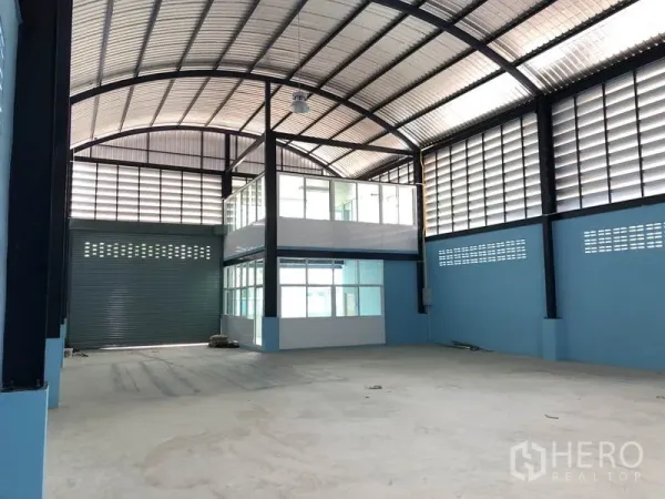 工厂 出租或出售在Bang Bua Thong, Nonthaburi - 宽敞生产车间，高挑拱形钢结构屋顶，带玻璃夹层办公室。