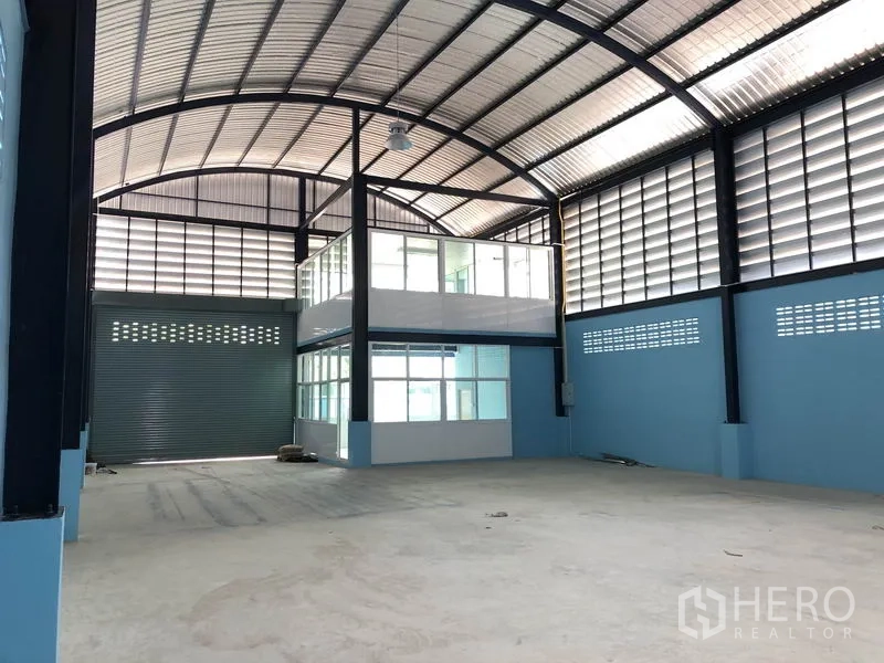 工厂 出租或出售在Bang Bua Thong, Nonthaburi - 宽敞生产车间，高挑拱形钢结构屋顶，带玻璃夹层办公室。