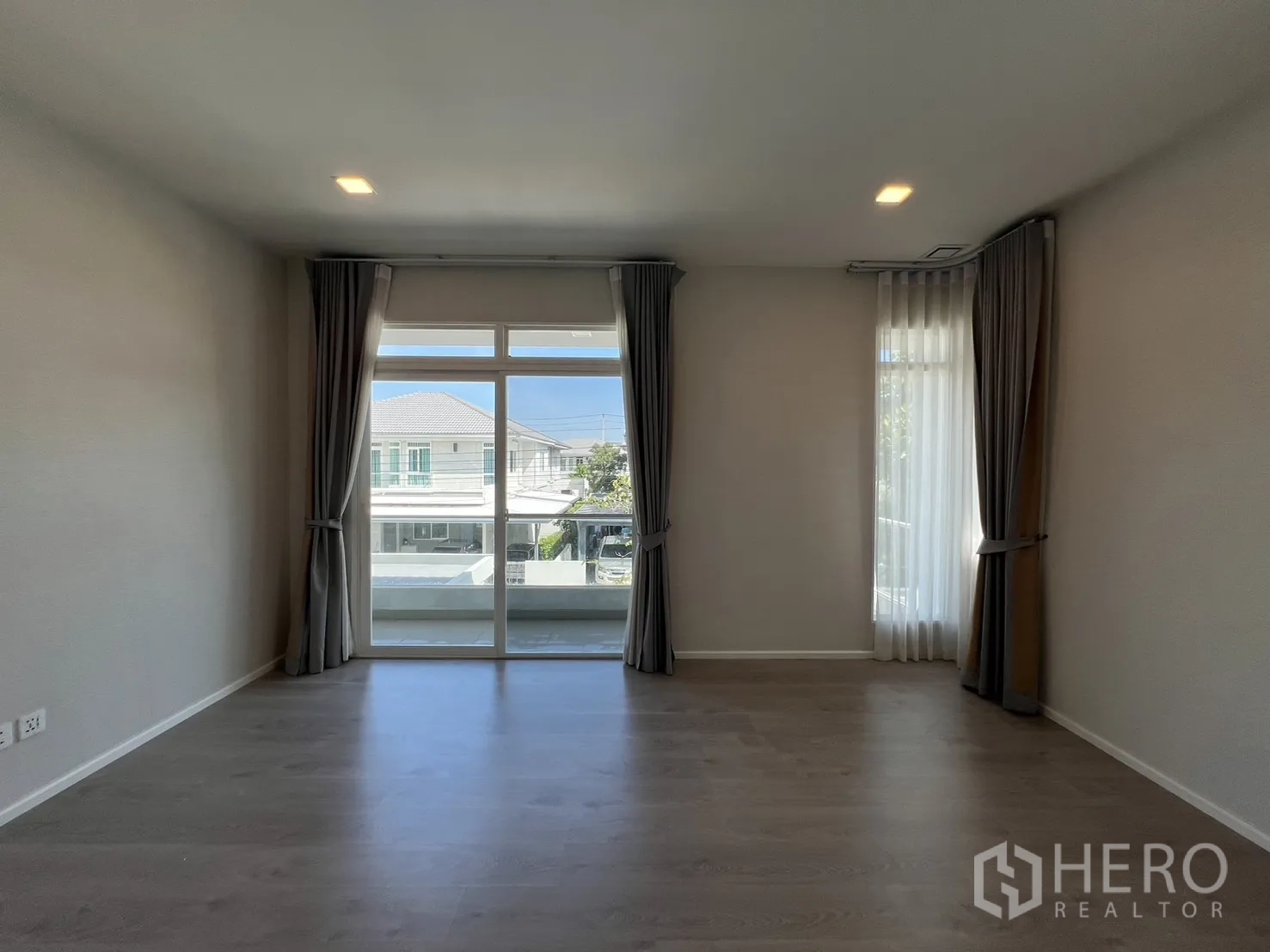 独立式住宅 出租在Prawet, Bangkok - 主卧套房，空调与步入式更衣区入口。