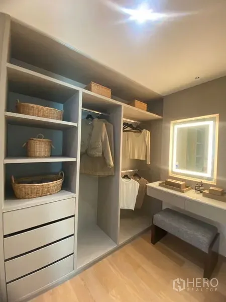 Condominium for rent in Watthana, Bangkok - Walk-in closet with open shelving, hanging space, and a vanity with bench seating.