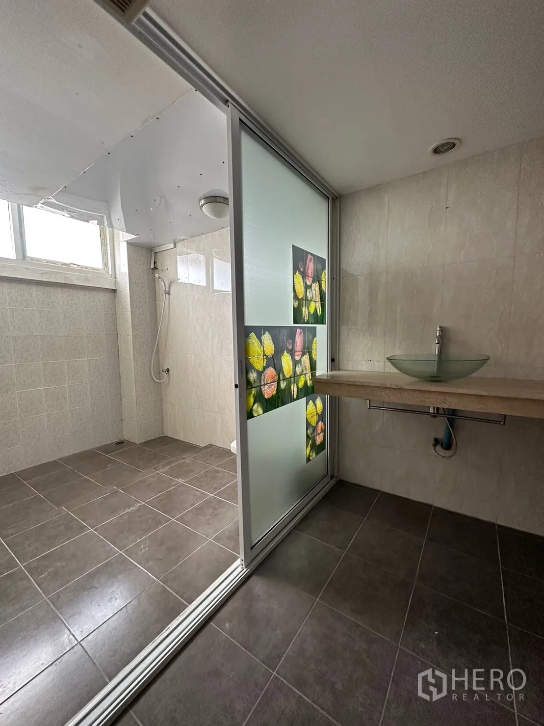 พื้นที่ขายปลีก ให้เช่าในWatthana, Bangkok - ห้องน้ำประตูกระจกฝ้าแบบเลื่อน อ่างวางบนเคาน์เตอร์ และโซนอาบน้ำ