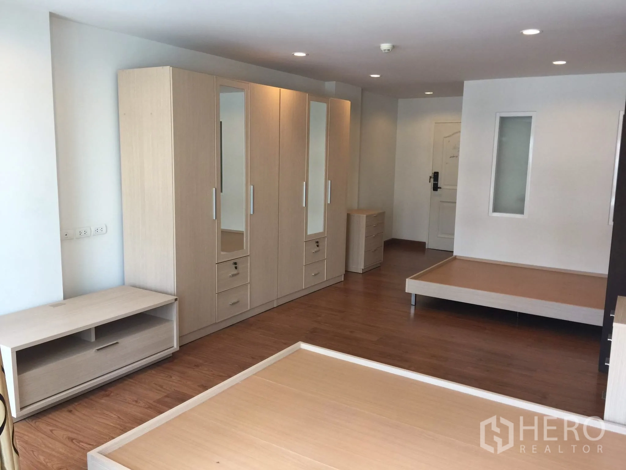 公寓 出租在Bang Rak, Bangkok - 大卧室，双床架、多组衣柜、木地板与筒灯