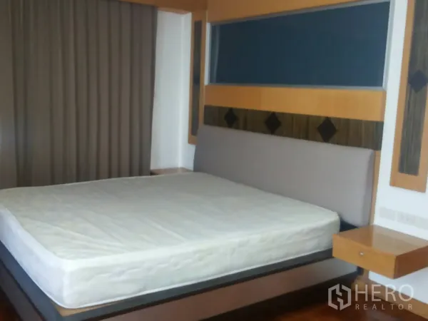 อพาร์ทเมนท์ ให้เช่าในKhlong Toei, Bangkok - ห้องนอนเตียงคิงส์ เฮดบอร์ดดีไซน์ และผ้าม่านทึบสูงจรดพื้น