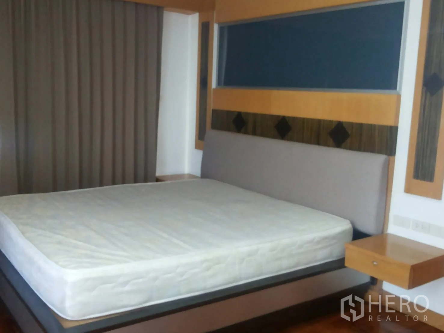 อพาร์ทเมนท์ ให้เช่าในKhlong Toei, Bangkok - ห้องนอนเตียงคิงส์ เฮดบอร์ดดีไซน์ และผ้าม่านทึบสูงจรดพื้น