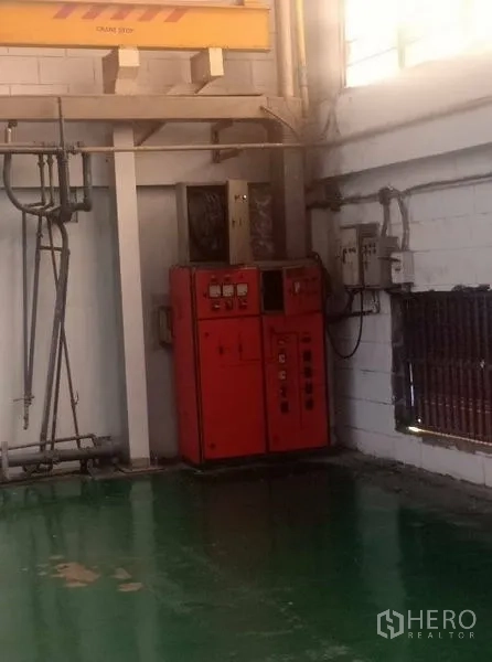 โรงงาน ขายในKhlong Luang, Pathum Thani - ตู้ควบคุมไฟฟ้าอุตสาหกรรมและท่อระบบภายในโรงงาน.