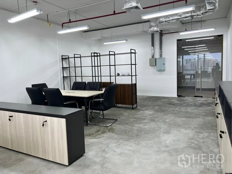 办公空间 出租在Sathon, Bangkok - 会议区配黑色行政椅、开放式隔架与玻璃门入口。