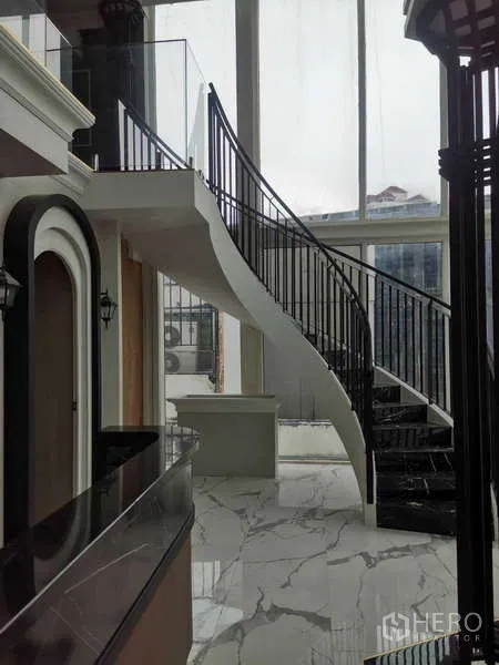 零售空间 出租 - 弧形楼梯与挑高落地窗的零售空间