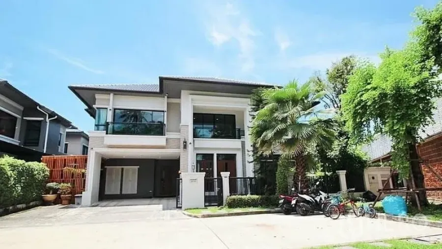 บ้าน ให้เช่าในBang Khae, Bangkok - มุมมองด้านหน้าบ้านเดี่ยวสมัยใหม่ พร้อมรั้ว ระเบียง และสวนเขียวร่มรื่น