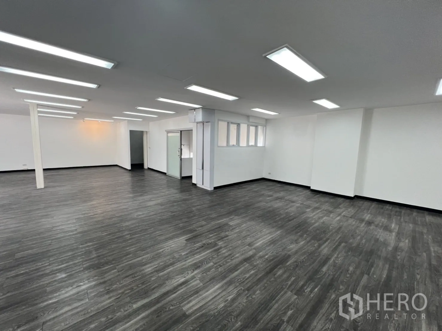 พื้นที่ขายปลีก ให้เช่าในSathon, Bangkok - พื้นที่เปิดโล่งกว้าง มีผนังกระจกกั้นและพื้นโทนไม้เข้ม