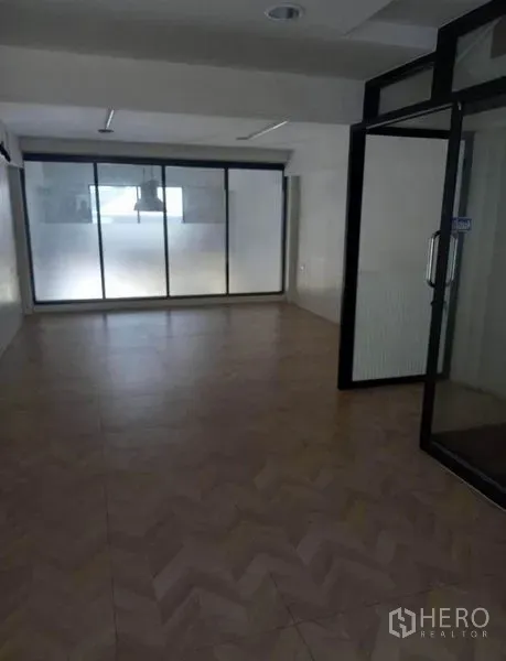 带办公室的家 出租在Chatuchak, Bangkok - 采光明亮的办公室，几何纹地砖与大面积推拉玻璃隔断