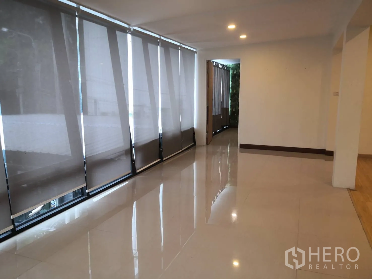 独栋房屋 for rent in Watthana, Bangkok - 开放式空间，亮面地砖、筒灯及整面落地窗配卷帘。