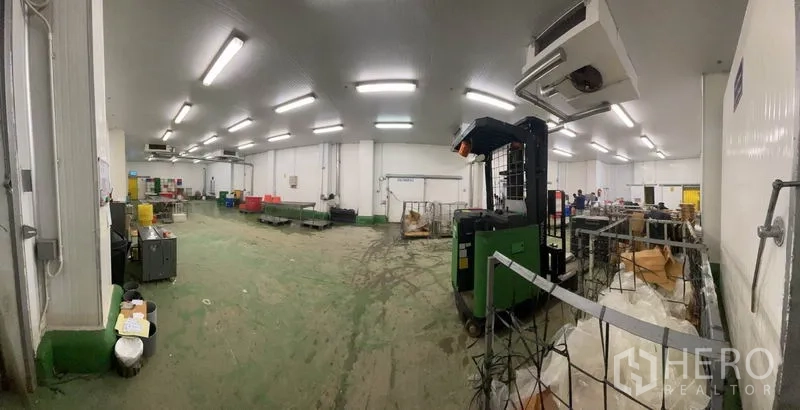 工厂 出售在Mueang Samut Sakhon, Samut Sakhon - 生产区域全景，可通行叉车并配工业设备。