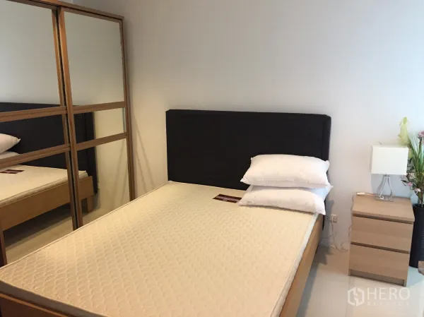 คอนโด ให้เช่าในRatchathewi, Bangkok - ห้องนอนที่สองพร้อมตู้เสื้อผ้าบานเลื่อนกระจกเงาและโคมไฟข้างเตียง