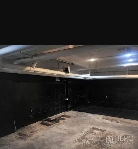 พื้นที่ขายปลีก ให้เช่าในPhaya Thai, Bangkok - พื้นที่หลังบ้านเพดานเดินท่อโชว์ ผนังสีเข้ม และพื้นคอนกรีตดิบ