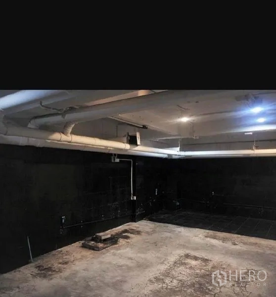 พื้นที่ขายปลีก ให้เช่าในPhaya Thai, Bangkok - พื้นที่หลังบ้านเพดานเดินท่อโชว์ ผนังสีเข้ม และพื้นคอนกรีตดิบ