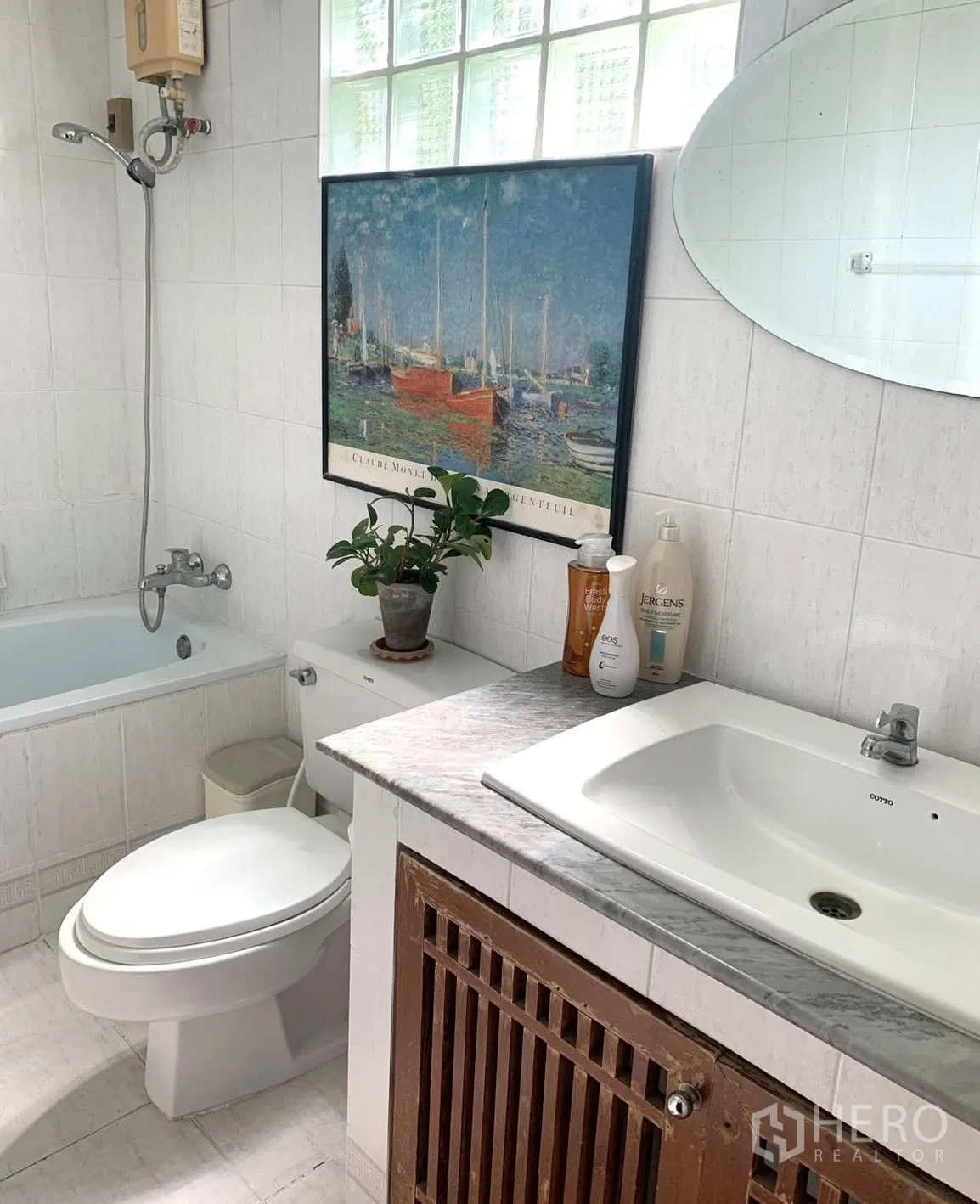 Detached House for rent in Saphan Sung, Bangkok - Bathroom with bathtub, shower, vanity and toilet.