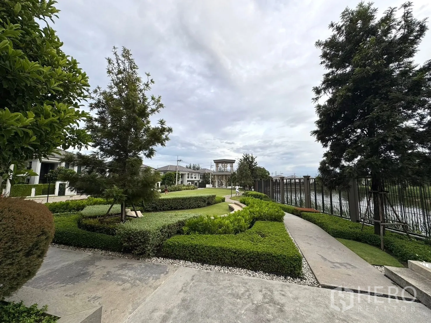 独立式住宅 出售在Mueang Pathum Thani, Pathum Thani - 社区湖畔花园步道。