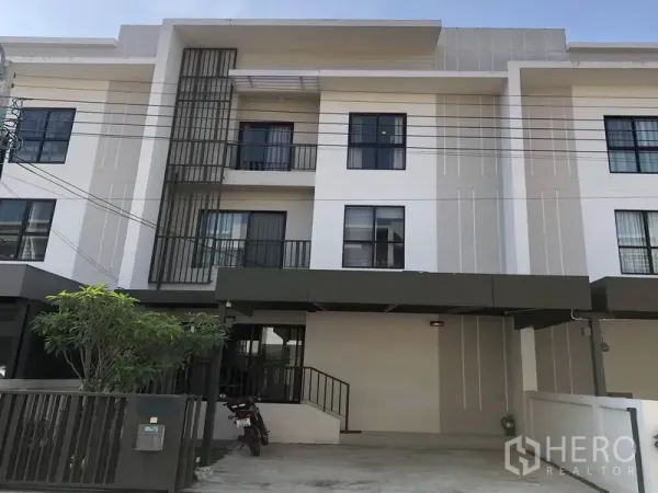 Townhouse for rent in Saphan Sung, Bangkok - Modern three-storey townhouse facade with covered carport and slim balconies