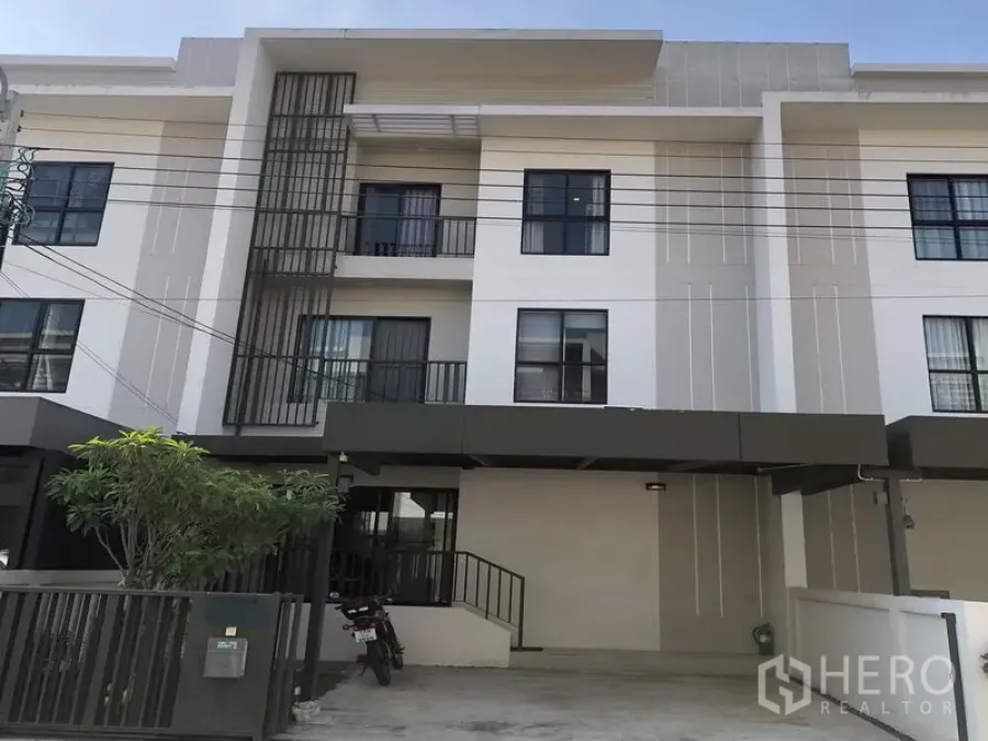Townhouse for rent in Saphan Sung, Bangkok - Modern three-storey townhouse facade with covered carport and slim balconies