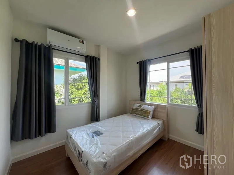 บ้าน ให้เช่าในBang Kapi, Bangkok - ห้องนอนเดี่ยวมีหน้าต่างมุมสองด้าน เครื่องปรับอากาศ และพื้นลามิเนต