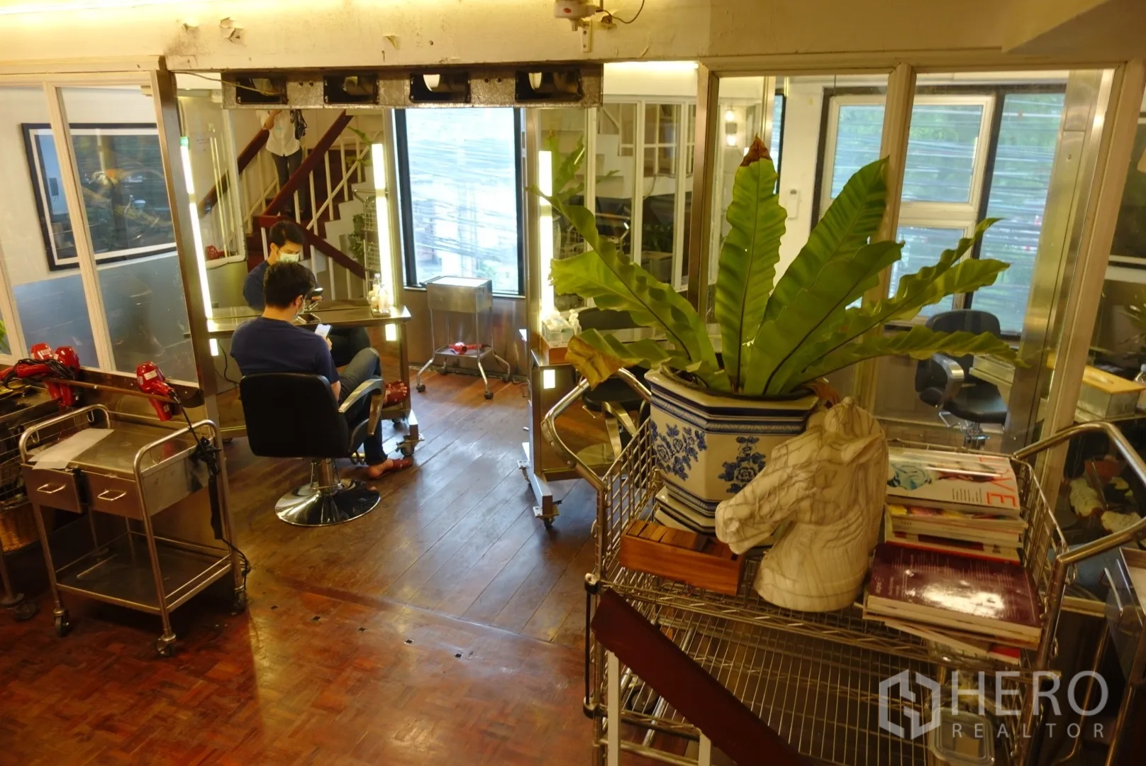 零售空间 出租在Khlong Toei, Bangkok - 楼上零售区，木地板与充足采光