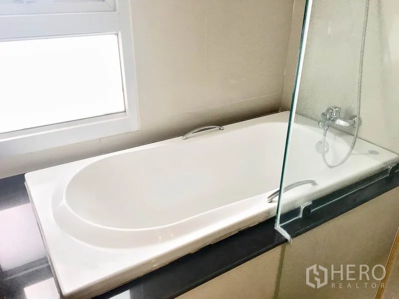 คอนโด ให้เช่าในKhlong Toei, Bangkok - อ่างอาบน้ำบิวท์อินริมหน้าต่าง พร้อมฉากกั้นกระจกและฝักบัว