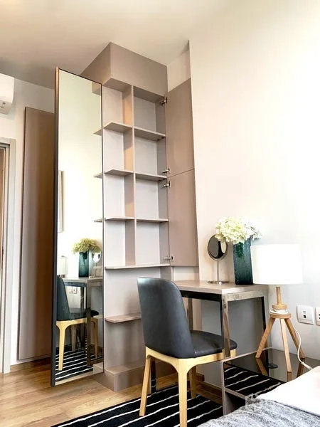 公寓 出租在Khlong Toei, Bangkok - 卧室角落的书桌、镜面与开放式置物架。