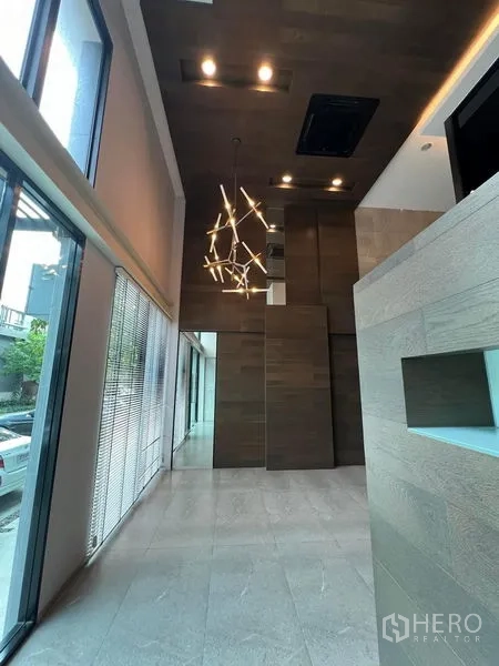 สำนักงานที่บ้าน ให้เช่าในBueng Kum, Bangkok - ล็อบบี้แบบแกลเลอรีพร้อมโคมไฟห้อยและกระจกสูงจรดเพดาน