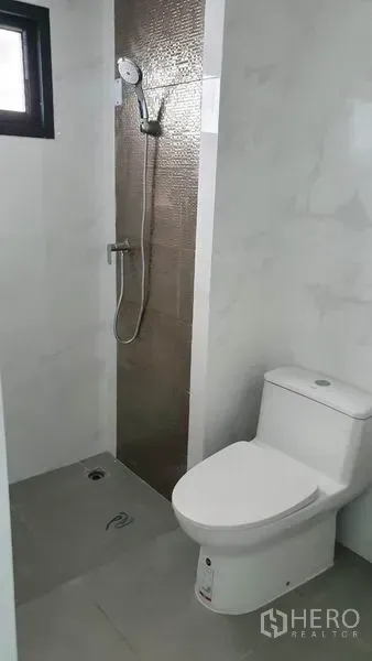 Home Office for rent in Suan Luang, Bangkok - Modern bathroom with walk‑in shower, mosaic accent wall and toilet in a Suan Luang home office.