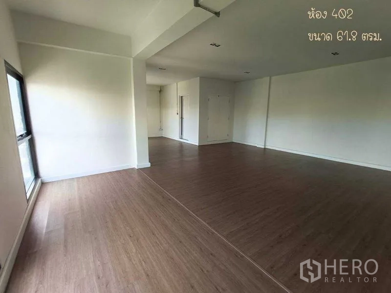 办公空间 出租在Phaya Thai, Bangkok - 办公区宽敞，转角凹位与白色储物柜，木地板。