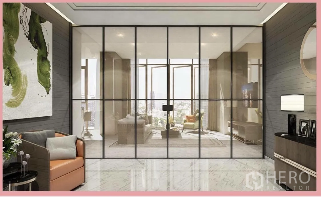 公寓 出售在Watthana, Bangkok - 现代客厅，玻璃隔断、浅色大理石地面与全景落地窗。