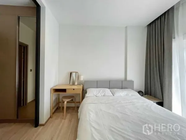 คอนโด ให้เช่าหรือขายในWatthana, Bangkok - ห้องนอนอบอุ่น เตียงคู่ โต๊ะเครื่องแป้ง และตู้เสื้อผ้าบานกระจกเต็มความสูง