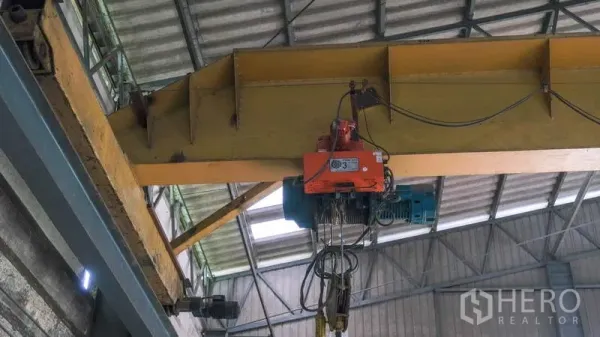 Factory for rent in Bang Phli, Samut Prakan - Close-up of an overhead gantry crane and hoist installed under the warehouse roof.