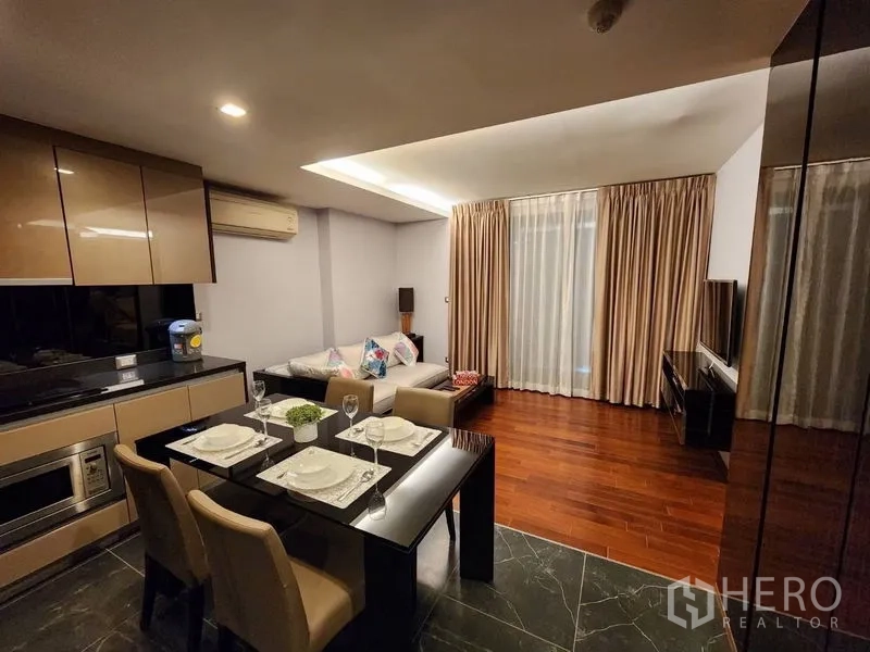 คอนโด ให้เช่าในWatthana, Bangkok - มุมรับประทานอาหารข้างครัว เชื่อมต่อห้องนั่งเล่นสว่างและผ้าม่านบานใหญ่